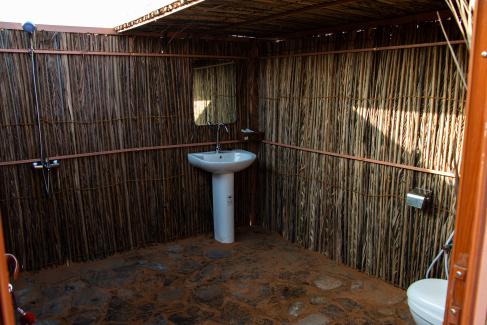6dd6b-Wahiba-Bedouins-private-camp-shower-and-toilet